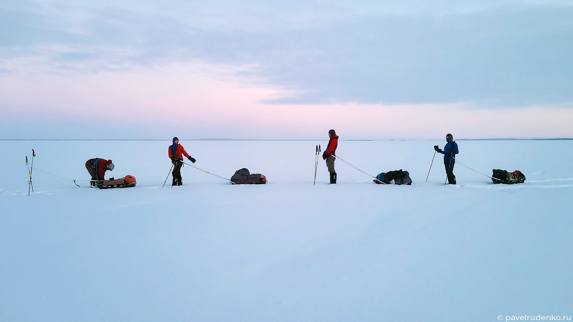 Фотография лыжи зима туризм озеро замерзшее ловозеро поход