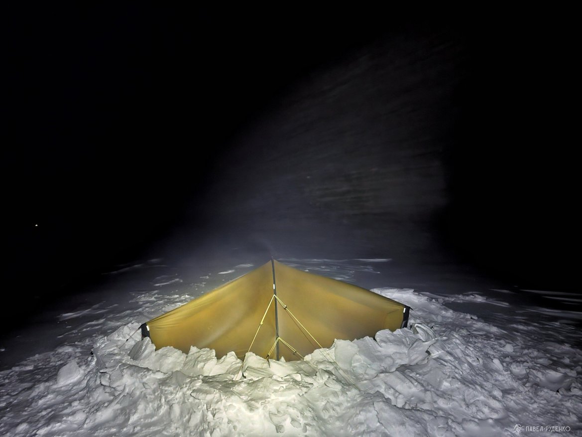 Фотография Zelt Hilleberg Enan im Sturm im Winter 32m.s. Der Schnee fegt.