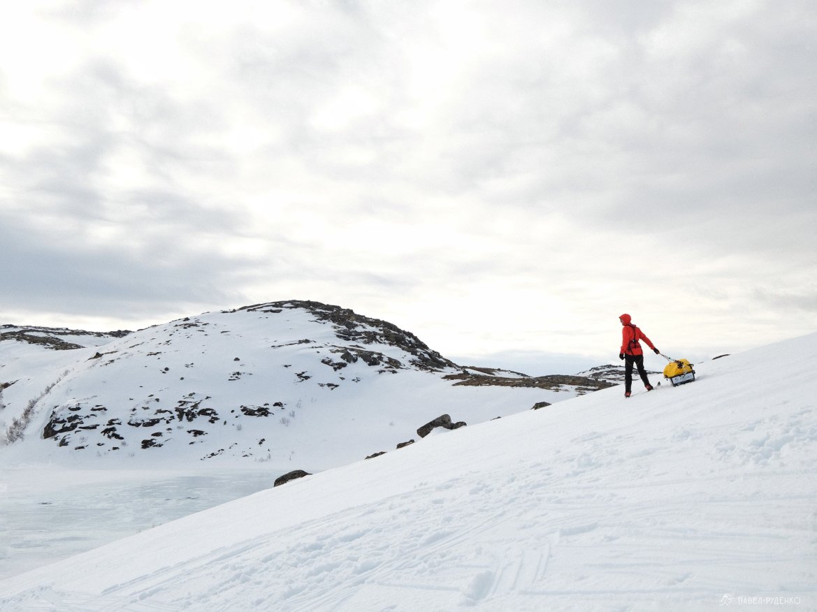 Фотография Arctic pulkas on a winter trek with Pavel Rudenko. Descent with pulkas in the tundra of the Kola Peninsula. Sivera clothing.