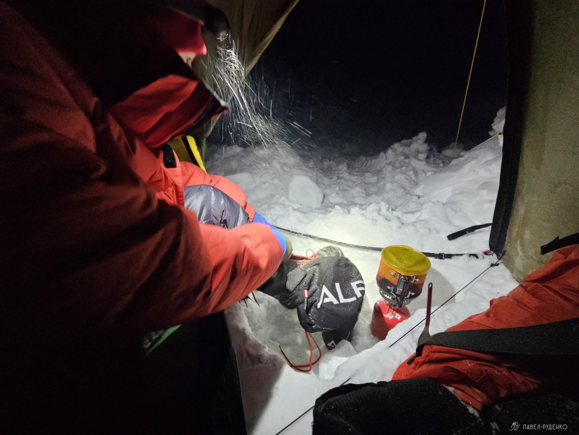 Фотография Einzel-Schneeschuh-Expedition von Pavel Rudenko auf der Halbinsel Rybachy, Kola. In der Vorhalle des Zeltes wird im Winter auf Jetboil gekocht. Skischuhe ALfa outback