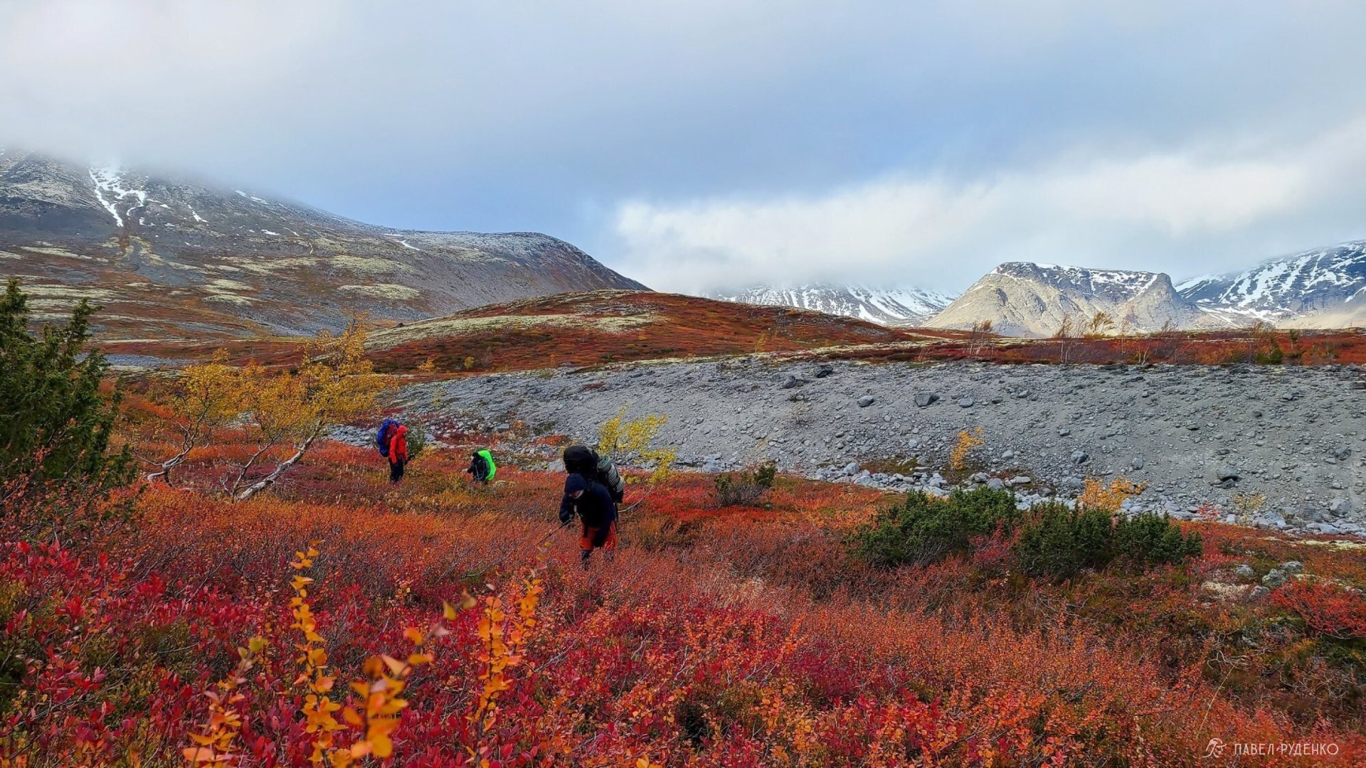 Фотография Осенние Хибины, 22 сентября, собираем ягоды.