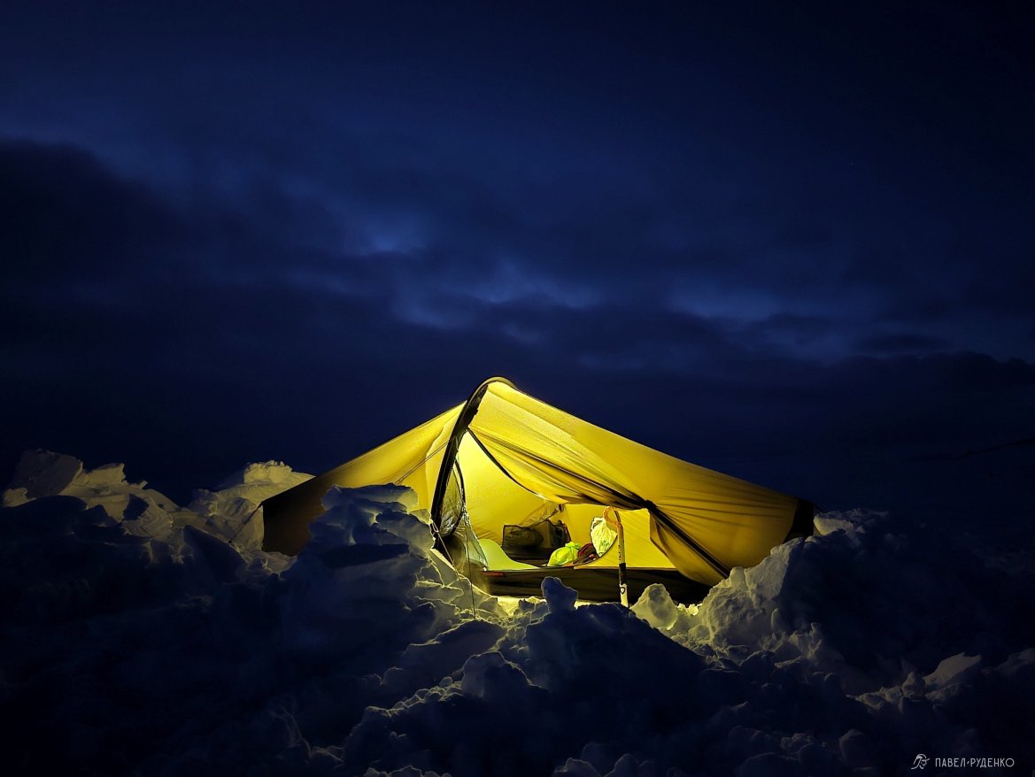Фотография Zelt Hilleberg Enan im Winter bei einer Einzel-Schneeschuh-Expedition auf der Halbinsel Rybachy