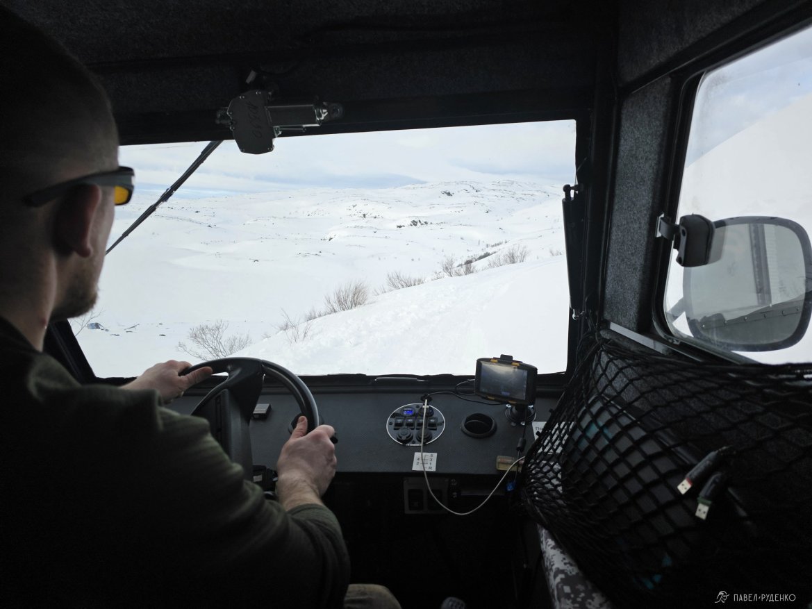 Фотография Allradfahrzeug auf der Halbinsel Rybachy und Sredniy, Abschiffung für einen Schneeschuh-Expedition im Norden