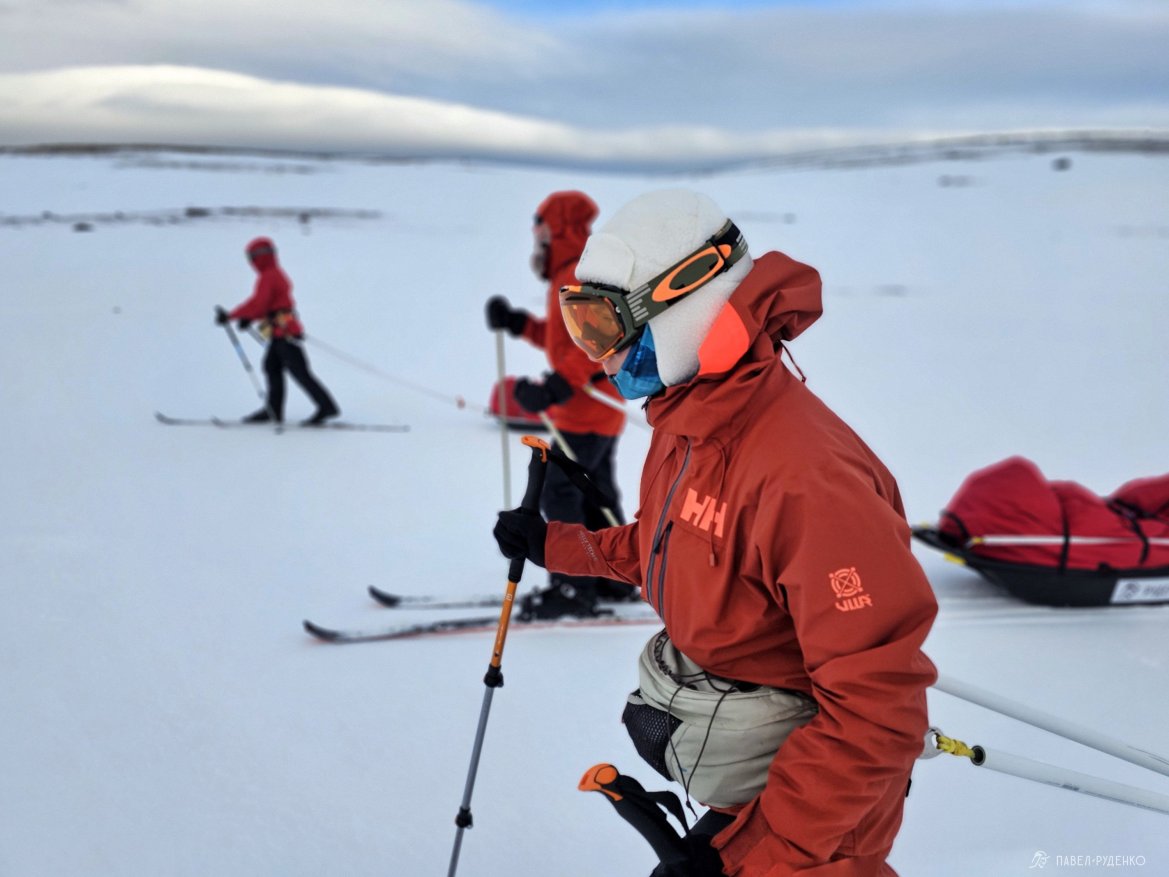 Фотография Ski trek in the north of the Kola Peninsula with Pavel Rudenko. Arctic pulkas in the tundra. Oakley ski goggles, Klättermusen Fimmafäng bag, HH membrane jacket. Touring skis.