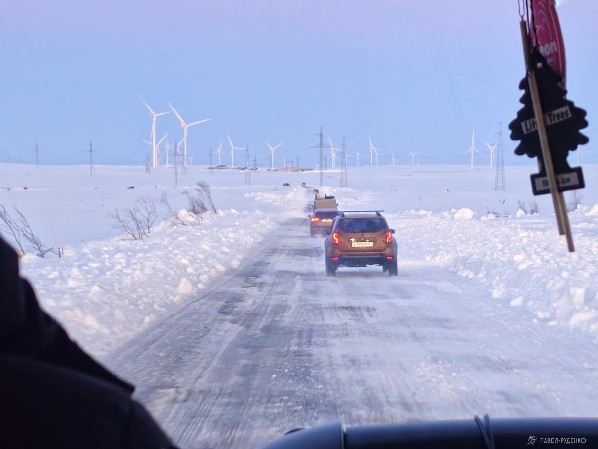 Фотография Winter road from Murmansk to Teriberka. Convoy after opening/closing of the road. WPP, wind turbines in Teriberka in winter.