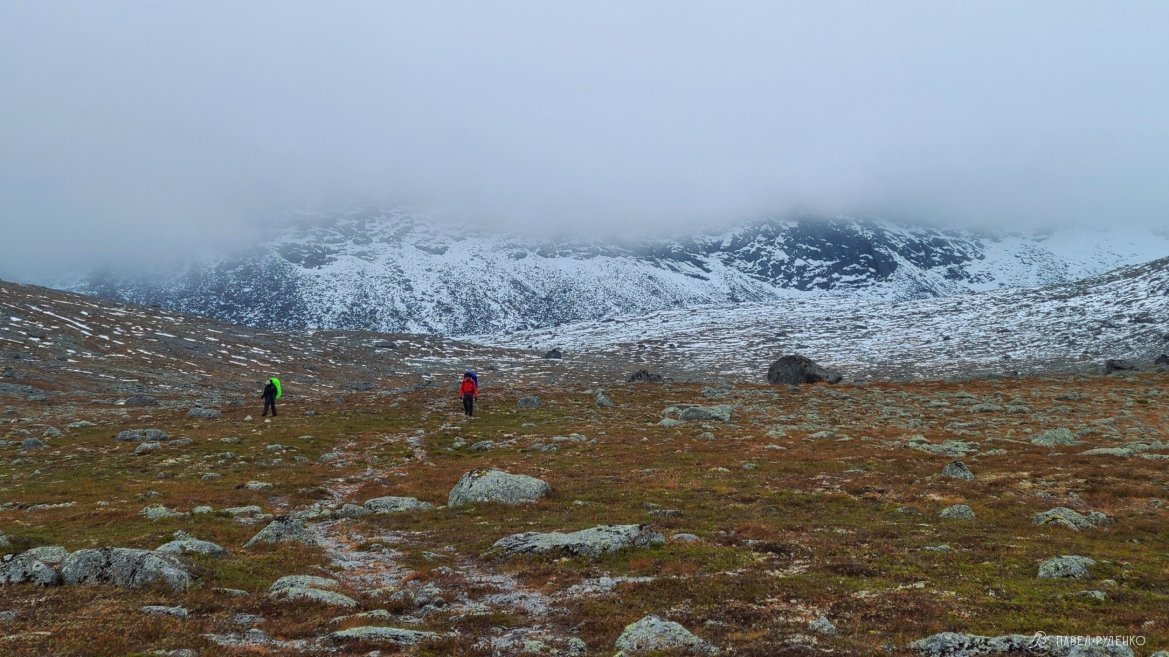 Фотография Abstieg in die Schlucht vom Pass Chorgor 1a. Khibiny.
