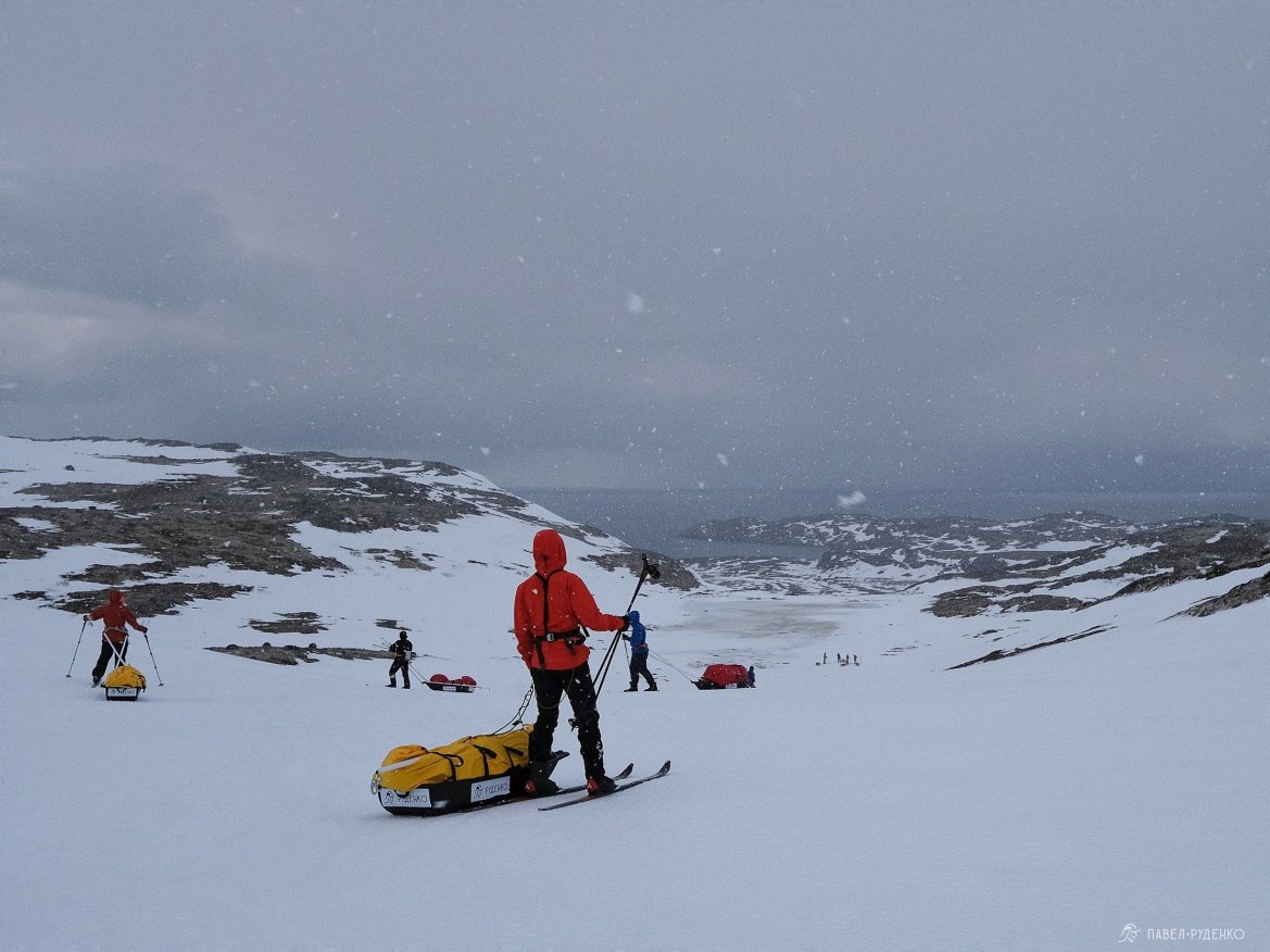 Фотография Arctic pulkas on a winter trek with Pavel Rudenko. Descent with pulkas in the tundra of the Kola Peninsula. Sivera clothing.