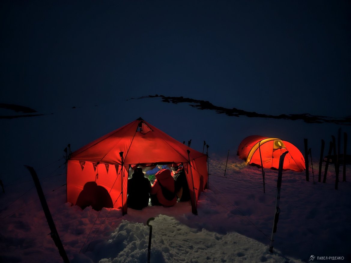 Фотография Hilleberg Altai og Helsport Spitsbergen, reiset ski Fischer, Asnes. Måltid på en vintertur i en telt i tundra på nord side av Kola halvøyen med Pavel Rudenko.