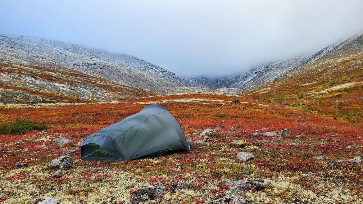 Фотография Khibiny Helsport Ringstind 1, sehr windstabil, bei Windstößen von 15-17 m/s bog sich der Bogen nicht einmal. Zelengewicht 1 kg