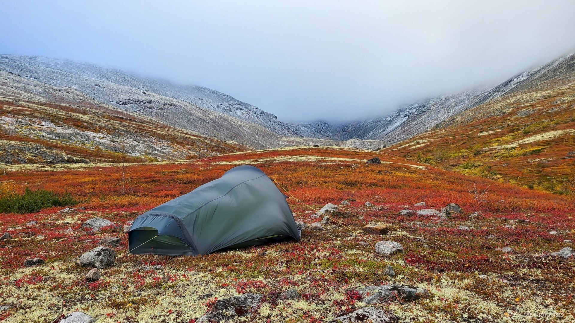 Фотография Хибины Helsport Ringstind 1, очень ветроустойчивая, в порывах ветра 15-17 м.с. даже не сгибалась дуга. вес палатки 1кг