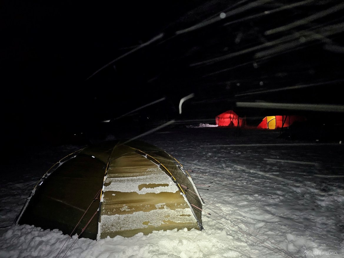 Фотография Hilleberg Soulo, Hilleberg Altai, Helsport Spitsbergen; vinden i tundra er 25 m/s, storm.