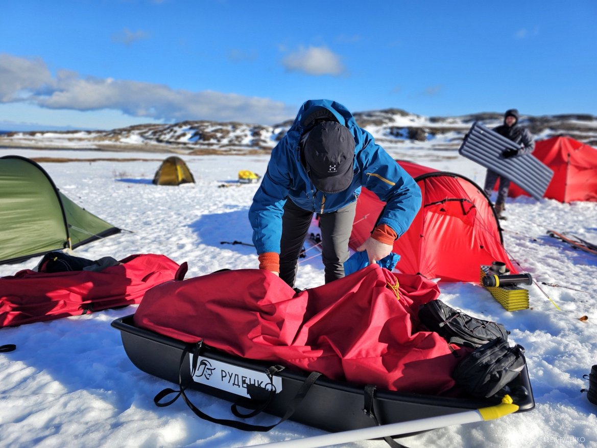 Фотография Arctic pulkas on a ski trek with Pavel Rudenko. Winter half-tents Hilleberg Kaitum, Soulo, Altai, Fjällräven.
