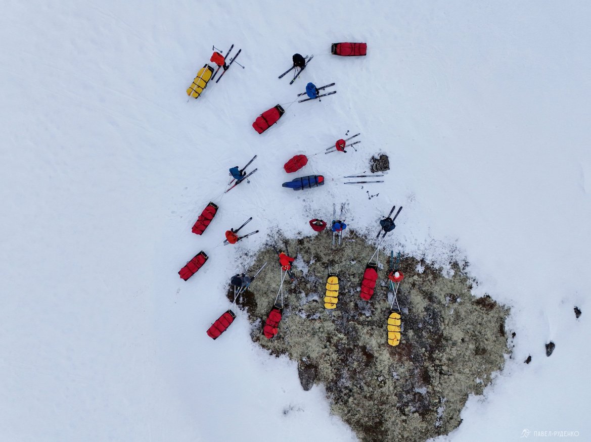 Фотография En ski-ekspedisjon (tur) i nord med sani, opptak fra en drone DJI Mini.