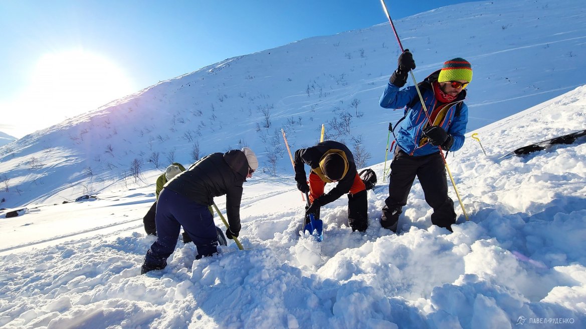 Фотография Khibiny Kirovsk Kola Peninsula mountains25km beeper雪崩量尺铲雪崩课程勘探