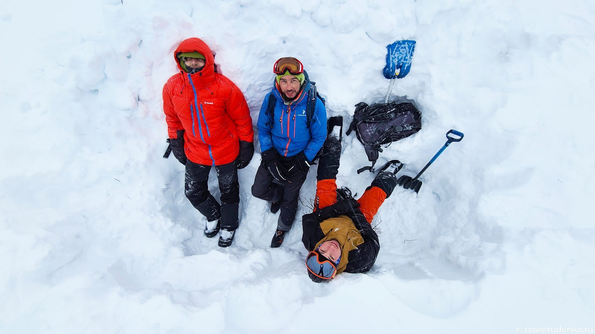 Фотография лавинные курсы скитур лыжный поход зима снежная лопата яма