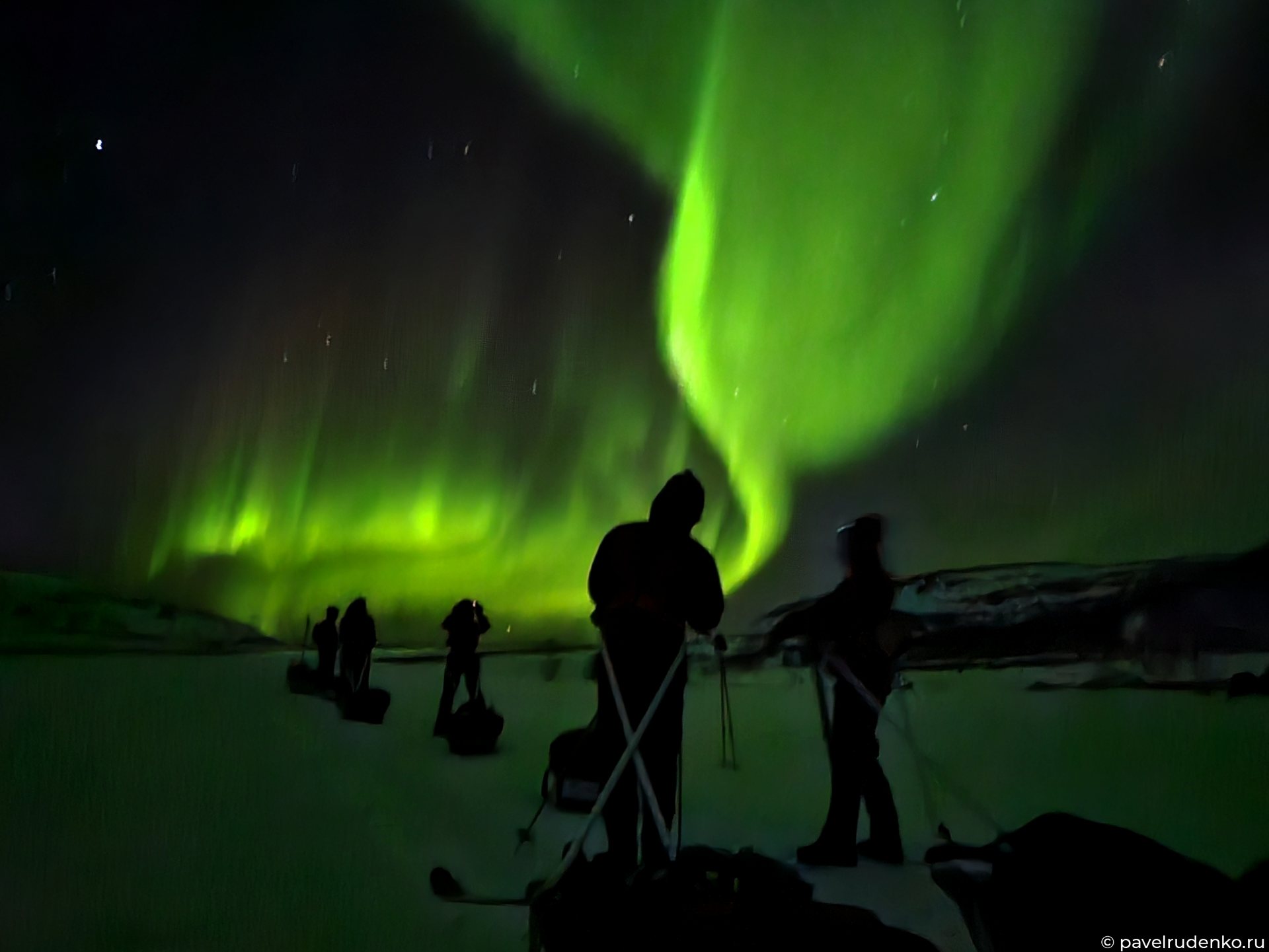 Фотография Северное сияние в палатке Hilleberg. Тундра зимой на Кольском полуострове, наш север. Териберка, лыжный поход с санями.