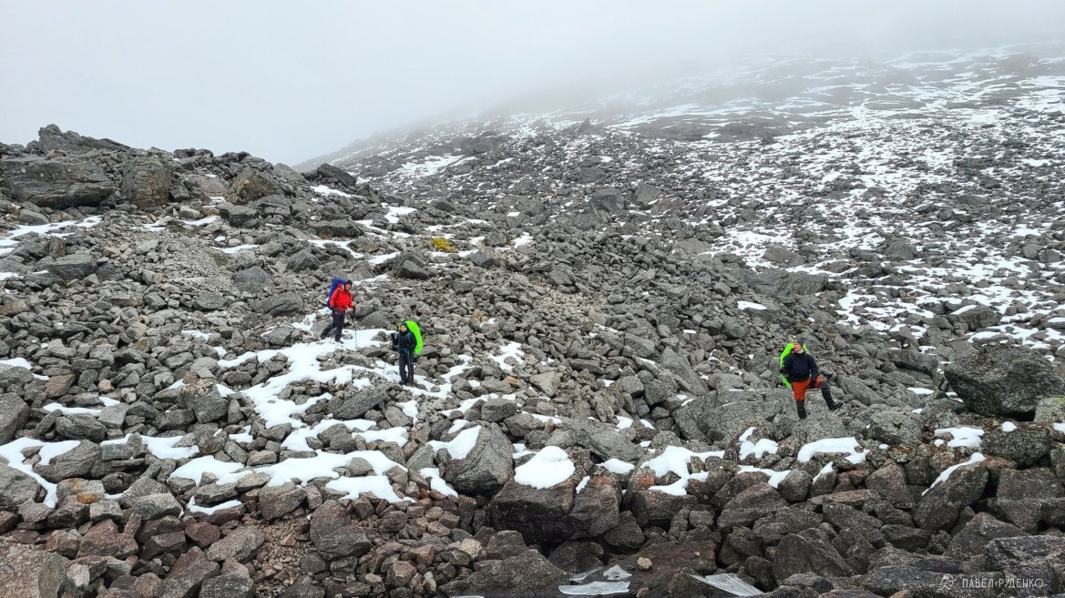 Фотография Pass Chorgor 1a. Khibiny. Auf dem Pass Wind 12 m/s, bewölkt, Sicht 50 Meter, beim Abstieg großer Geröllhang, gehen wir vorsichtig.
