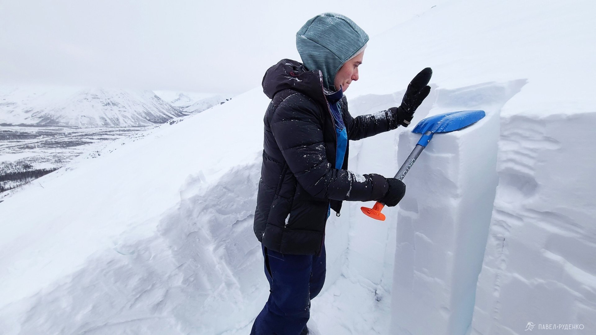 Фотография шурф лопата снег лавина лавинные курсы снег
