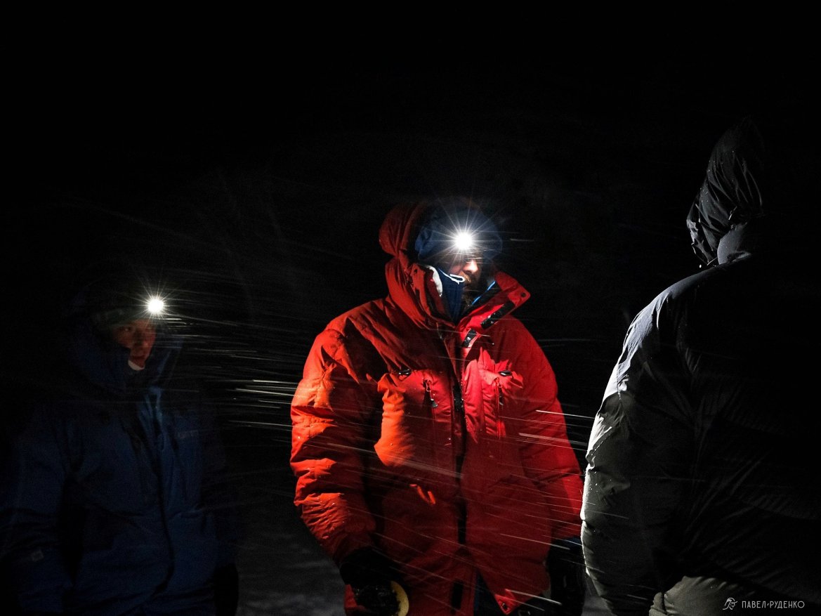 Фотография En pelsjakke «Sivera Arkuda» for ski-turisme i nord. Pavel Rudenko og Anna Migalina. En lyspære Fenix.
